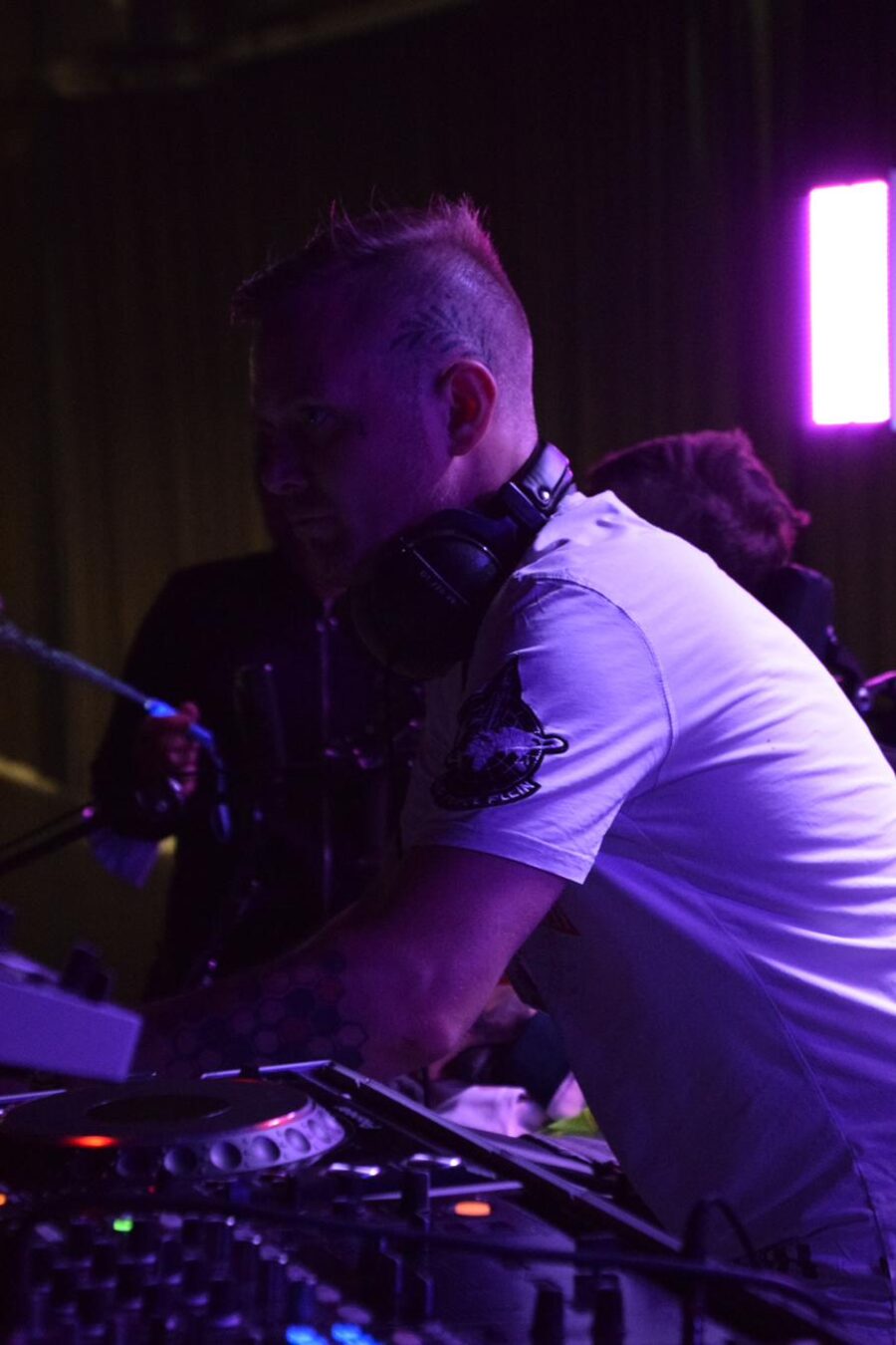 Tekknotron live am DJ-Pult
